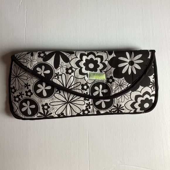 EVRI Accessories - NWOT Evri Iron Heat-Resistant Flower Cover for Curling Iron or Hot Tool Travel’R